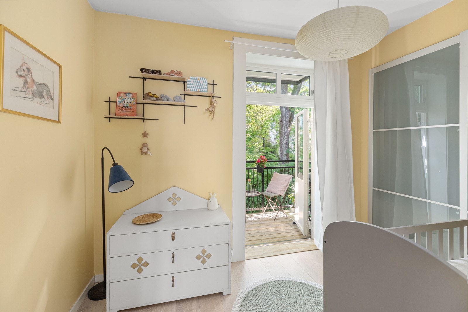 Soverom 2 er også av god størrelse med plass til seng og tilhørende møblement, samt garderobeskap Galleribilde