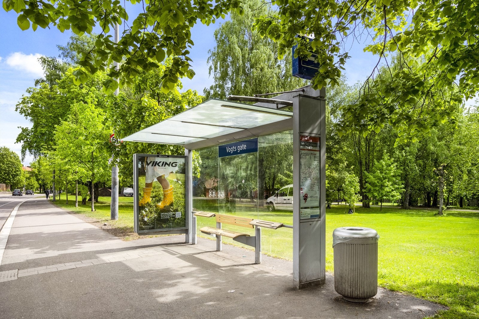 Tilbudet av offentlig kommunikasjon er meget godt og avgangene er hyppige. Nærmeste busstopp er Vogts gate med ca 1 minutt gange unna. Nærmeste trikkestopp er Biermanns gate som er ca 2 min gange Galleribilde