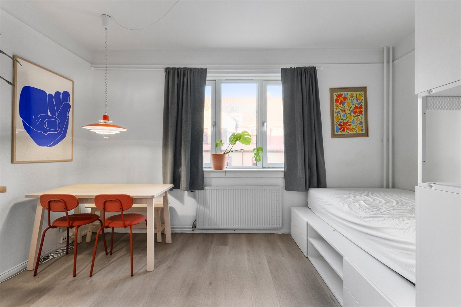 Leiligheten holder en god standard med nytt kjøkken fra 2023 og bad fra 2022 samt nye vinduer montert år 2024. Galleribilde