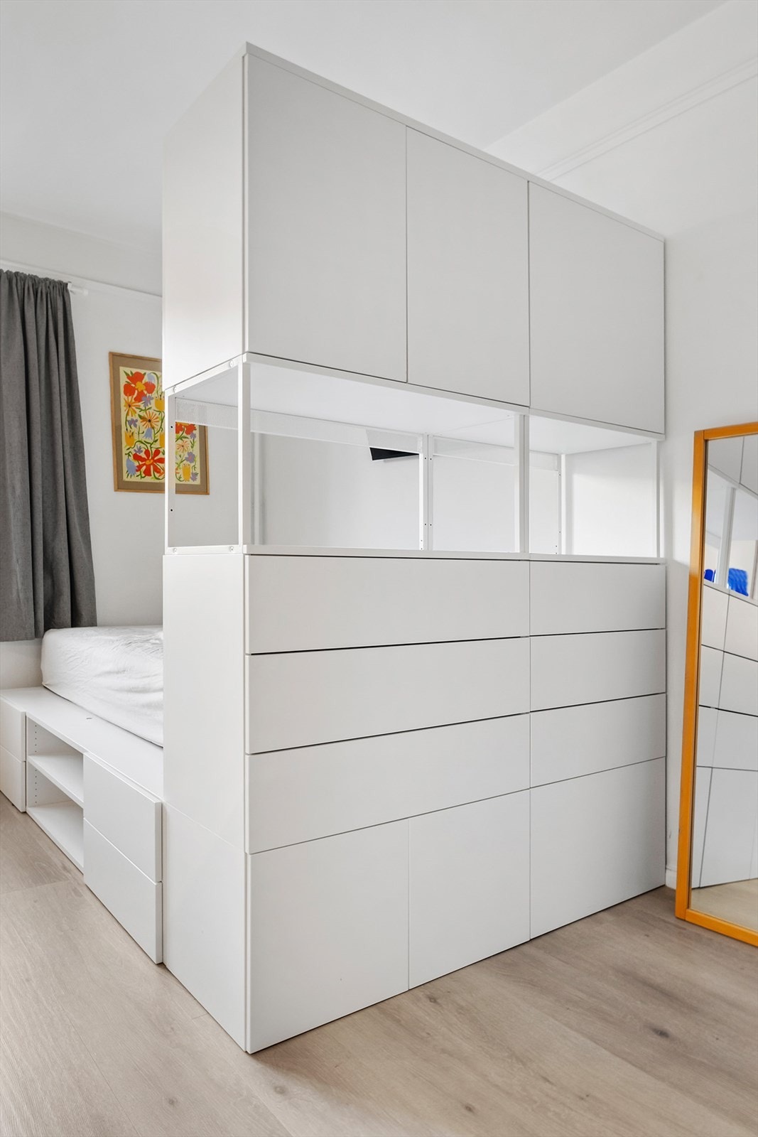 Smart garderobeløsning som gir rikelig med oppbevaringsmuligheter Galleribilde