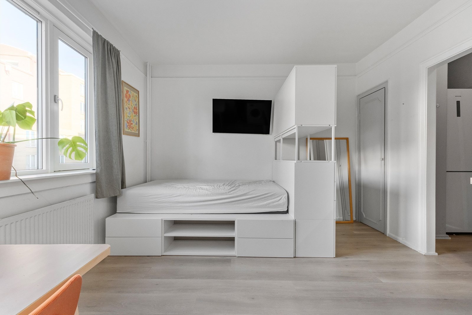 Seng med skuffer og hyller under. Galleribilde