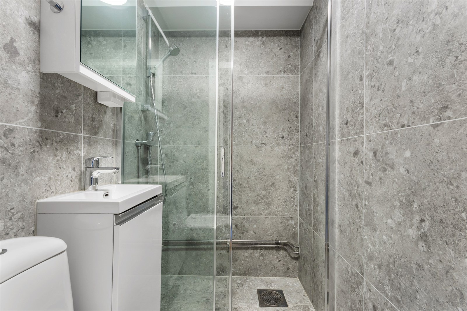 Badet er utstyrt med gulvvarme, naturlig avtrekk, dusjnisje, wc og servantskap Galleribilde