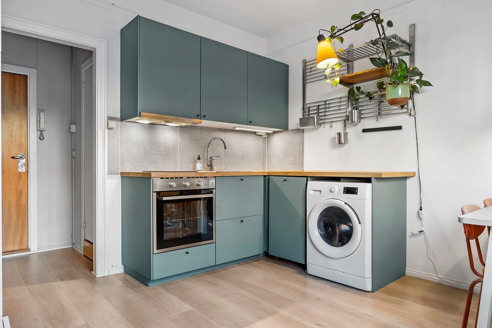 Kjøkkeninnredning fra IKEA med opplegg for vaskemaskin Galleribilde