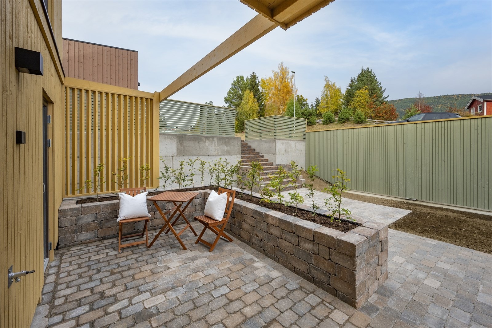 Utenfor kjøkkenet har man en privat, steinlagt sone hvor man kan nyte morgenkaffen. Galleribilde