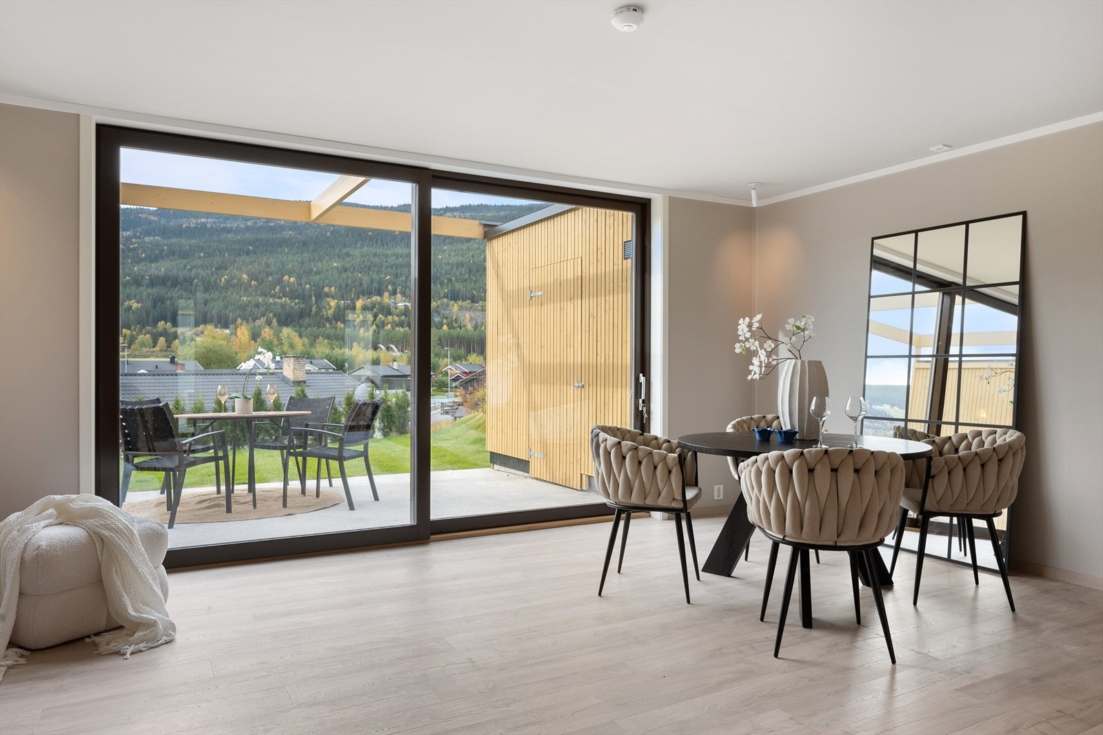 Fra stuen har man også direkte adgang ut til terrassen og hagen. Det er skillevegg som er utnyttet med en sportsbod som også skjermer godt for naboer. Galleribilde