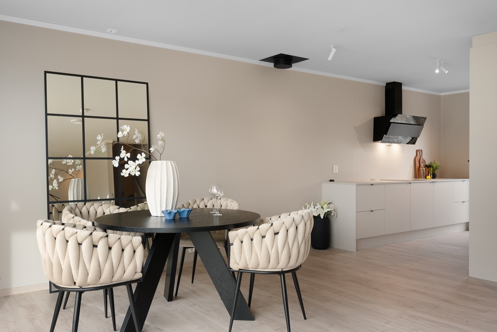 Stuen er av god størrelse og har åpen kjøkkenløsning. Planløsningen gjør likevel at det er et naturlig skille mellom rommene. Det er lagt opp stålpipe mellom stue og kjøkken, slik at man enkelt kan sette inn en vedovn dersom ønskelig. Galleribilde