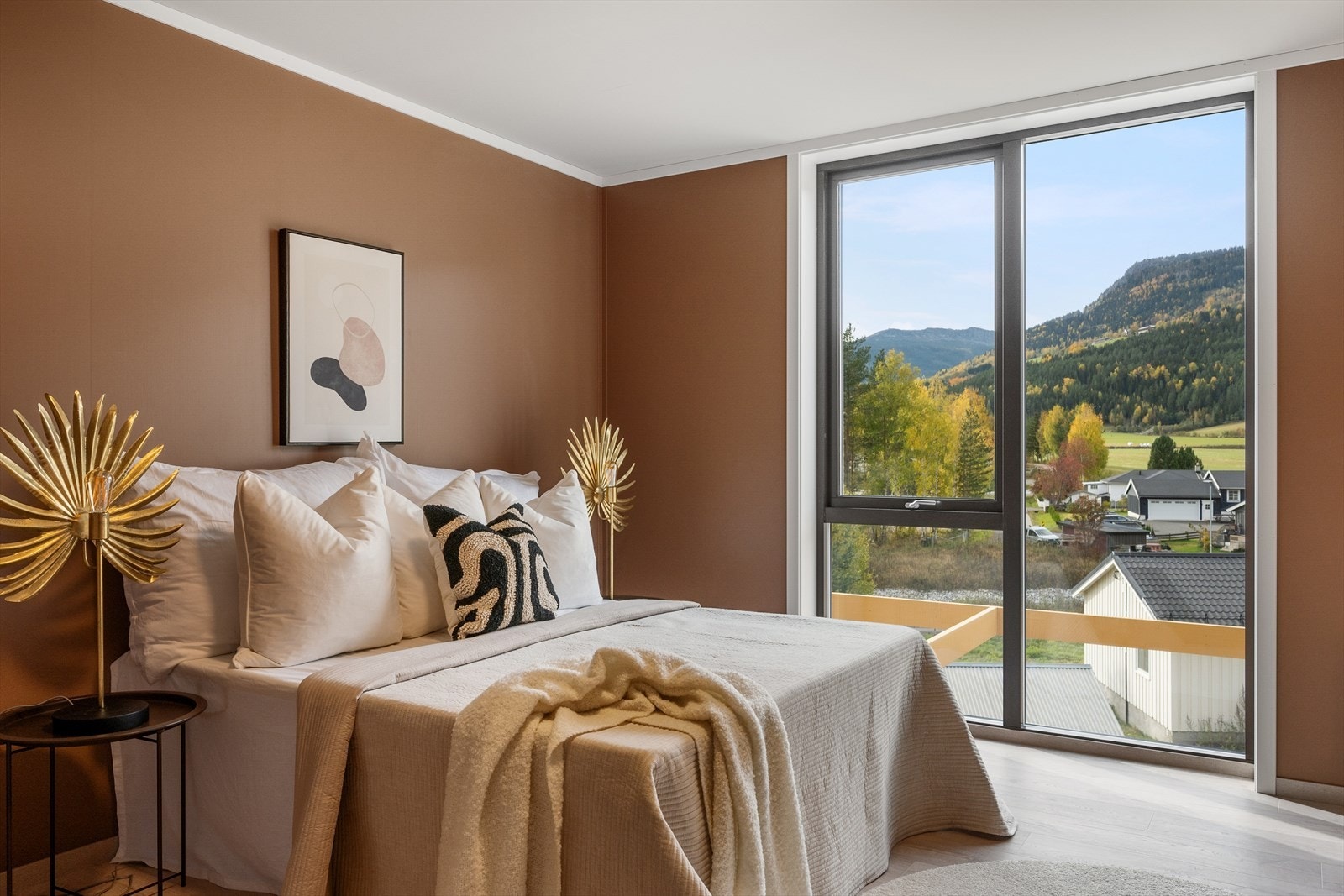 Rommene har god standard og har fine material- og fargevalg som egner seg godt for soverom. Galleribilde