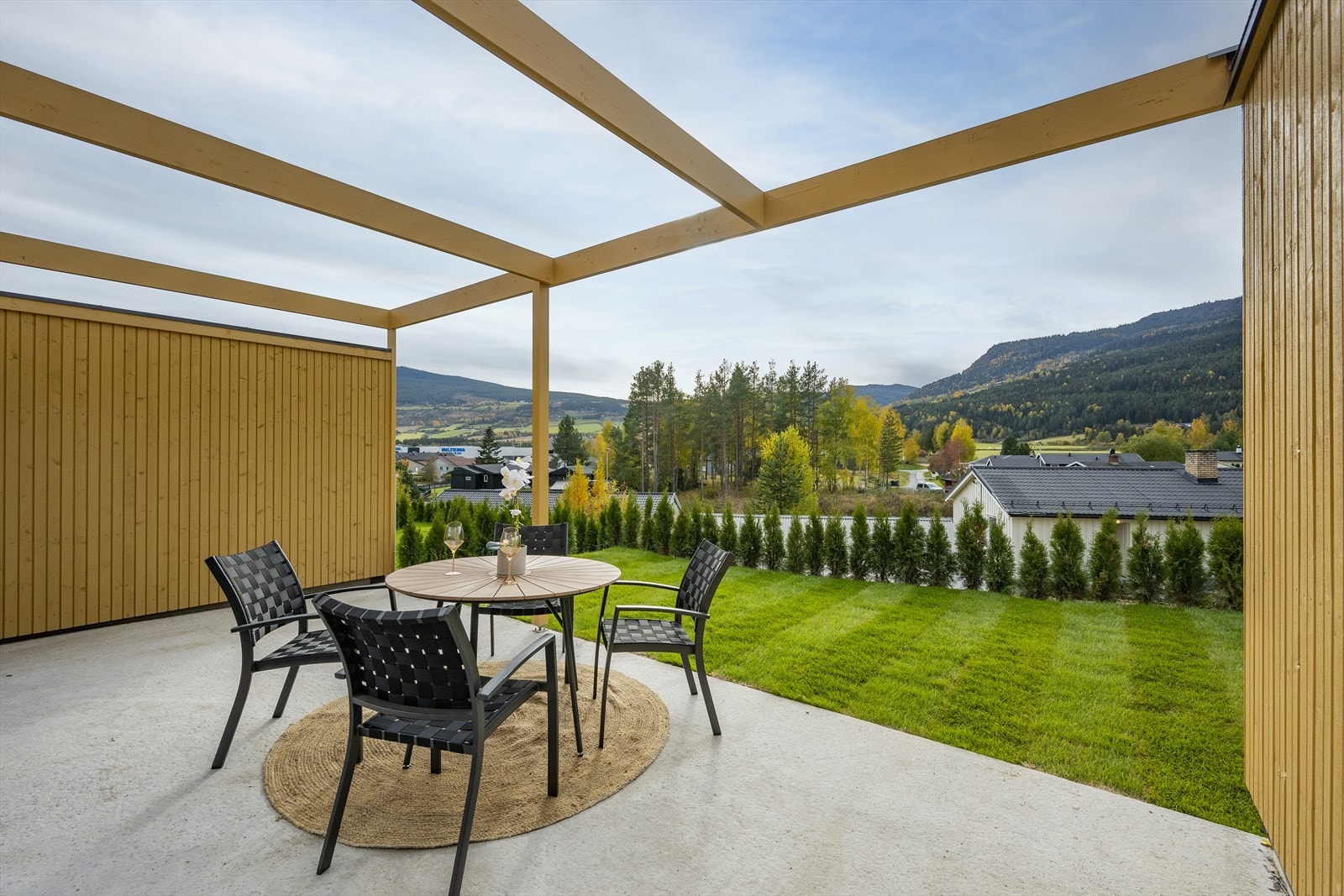 Her får du en ny og funksjonell bolig uten at du mister følelsen av å bo i en privat enebolig. Du får også en egen hageparsell. Galleribilde