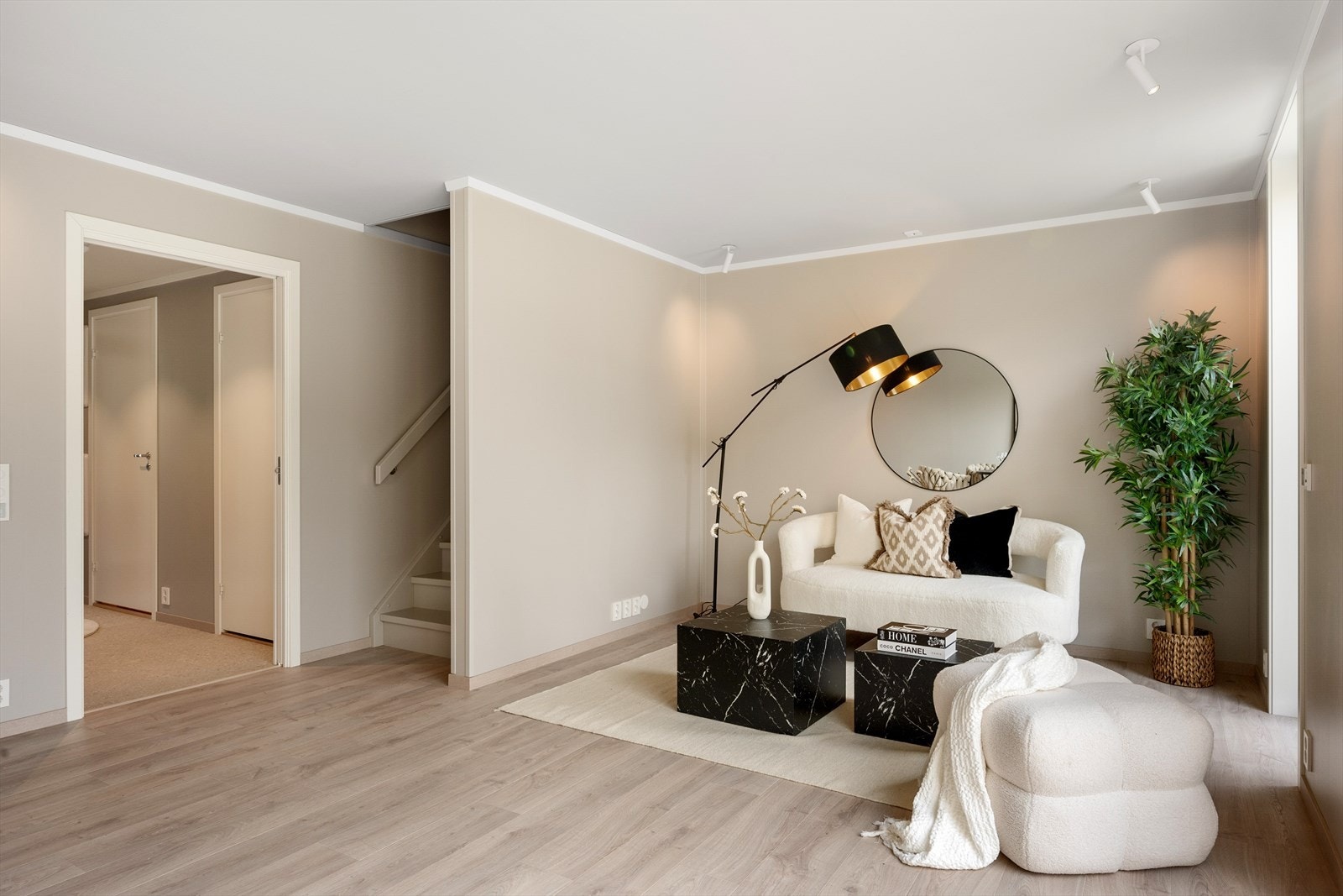 Dette rekkehuset har slette vegger som er malt i behagelige naturfarger, hvilket gjør det enkelt å innrede med det du måtte ønske. Galleribilde