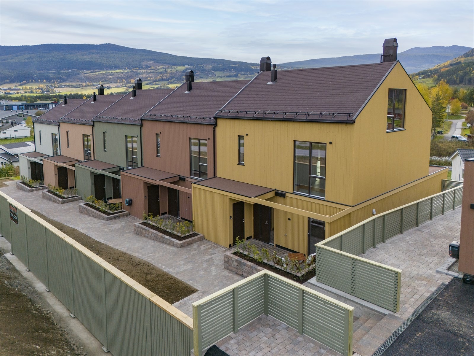 Flotte uteområder hvor det blant annet er steinlagte blomsterkasser utenfor inngangspartiene som er beplantet med busker. I tillegg er det spilevegger og gjerder rundt eiendommen som harmonerer fint med byggene som er satt opp. Galleribilde