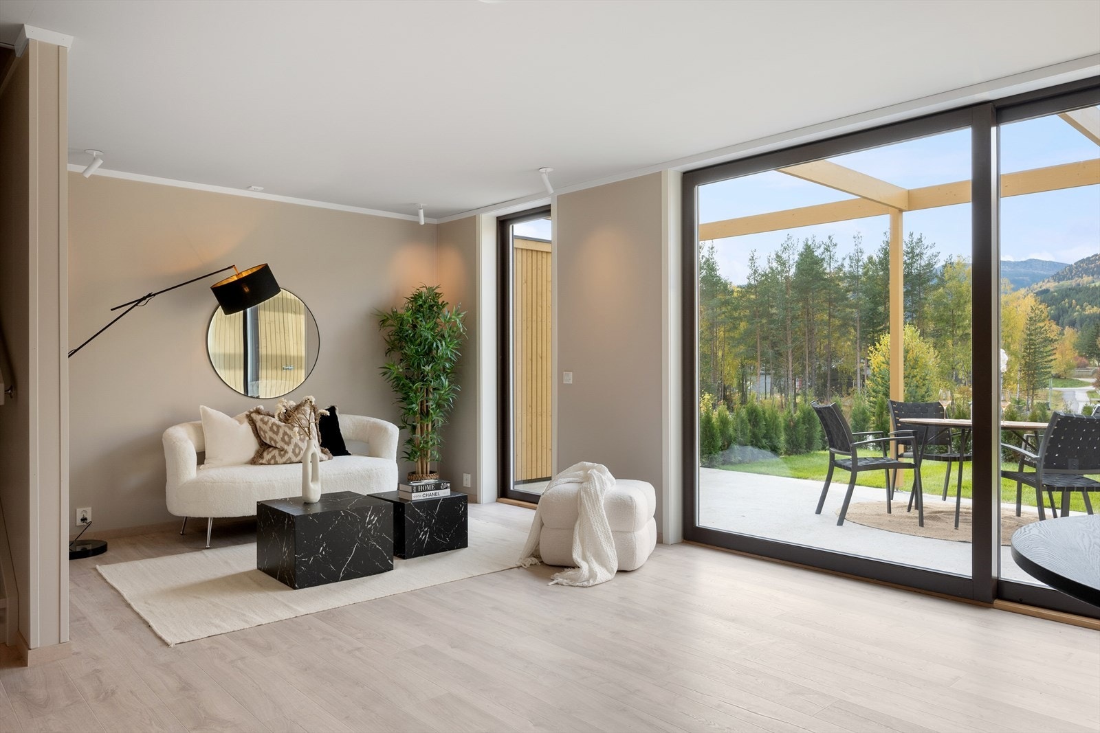 Stuen har store vindusflater langs hele veggen som slipper inn rikelig naturlig lys og det er et flott utsyn mot hagen. Her vil det være god plass til å innrede med sittegruppene du selv måtte ønske. Galleribilde