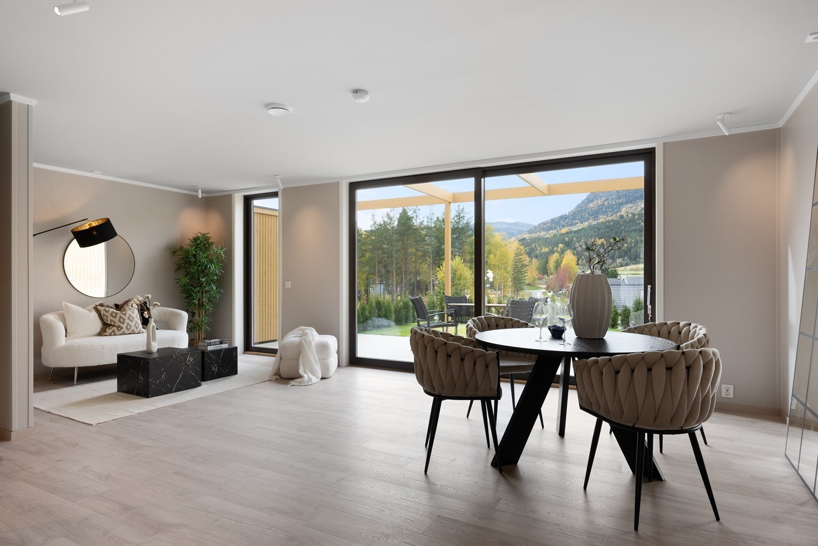 Stuen er tilrettelagt for at man enkelt kan etablere et soverom, dersom man ønsker å ha dette i hovedetasjen. Man kan man kompensere med å innrede en ekstra stue på loftet. Begge deler kan utføres av utbygger om ønskelig. Pris angis på forespørsel. Galleribilde