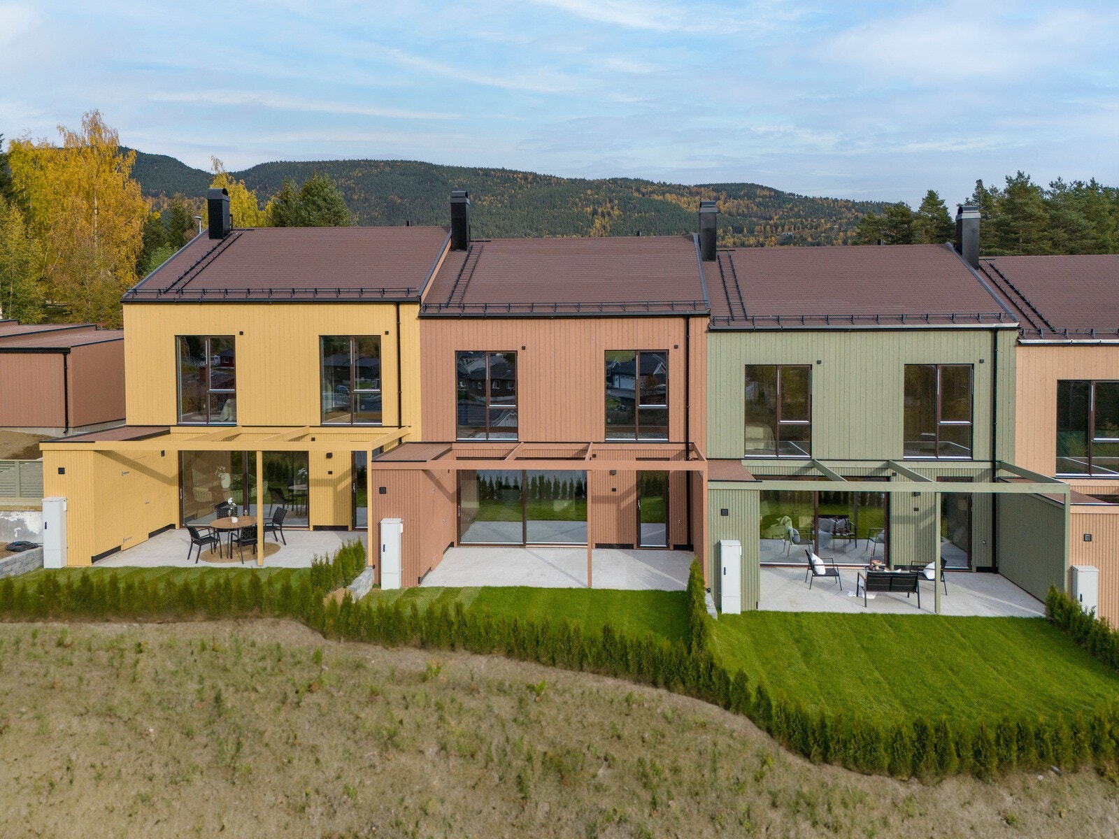 Alle rekkehusene har egne hageparseller og uteområder som er meget pent opparbeidet. Noen av bildene som viser fremsiden av byggene er litt redigert, da det på tidspunktet for foto ikke var sådd foran hageparsellene. Galleribilde