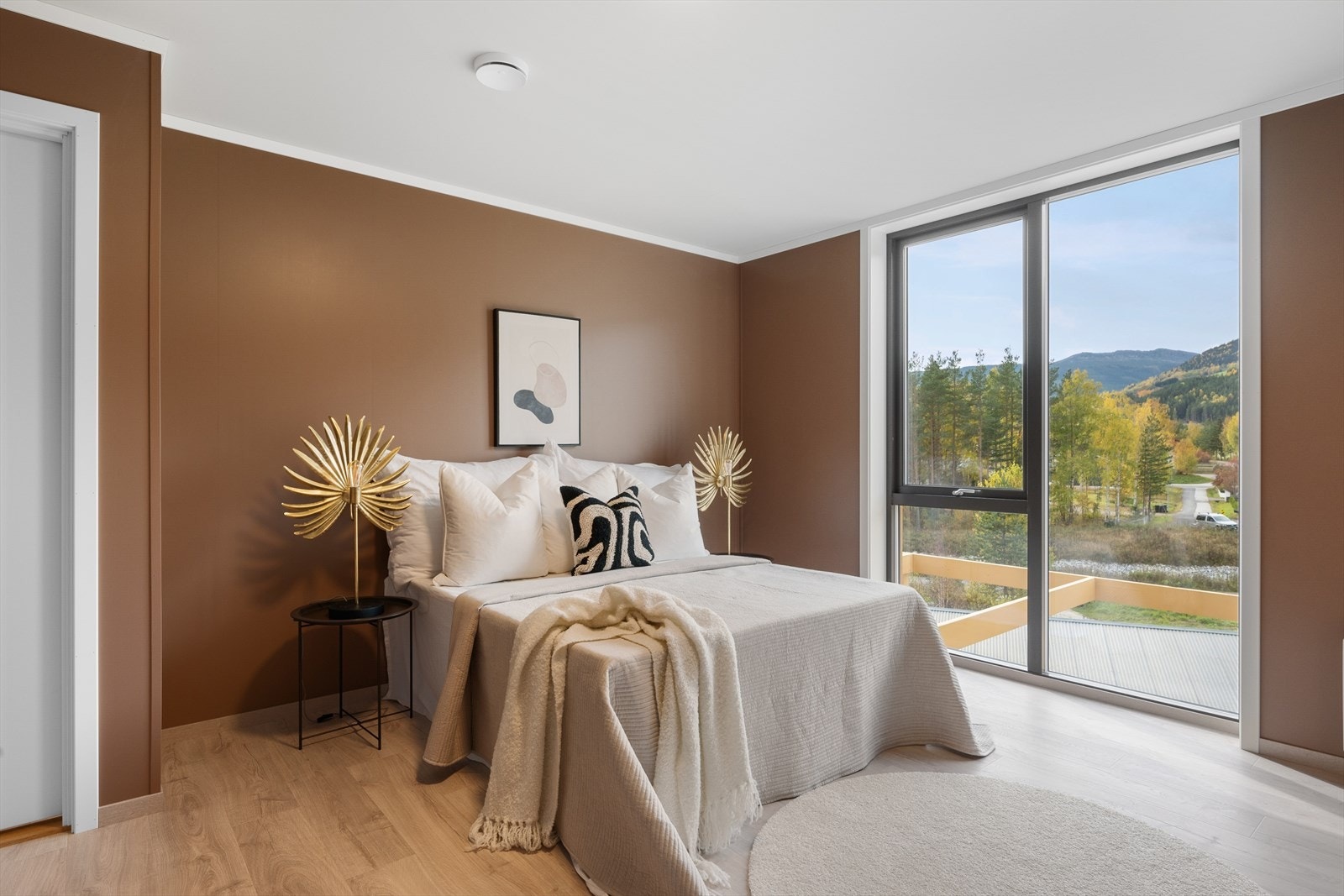 Soverommene er alle sammen av svært god størrelse, hvor det er muligheter for å sette inn senger i ulike størrelser slik man selv måtte ønske. Galleribilde