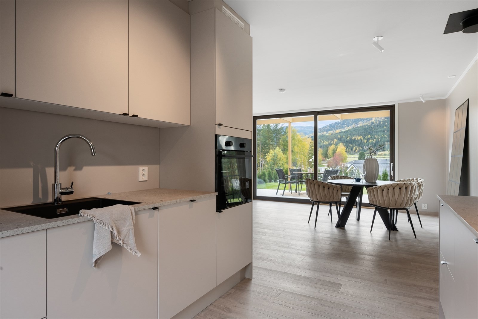 Kjøkkenet har en meget romslig innredning hvor det er rikelig med arbeidsplass på kjøkkenbenkene. Innredningen har en god utforming som gir bra arbeidsflyt. Det er en flott kombinasjon av skap og skuffer hvor det er godt med lagringsplass. Galleribilde