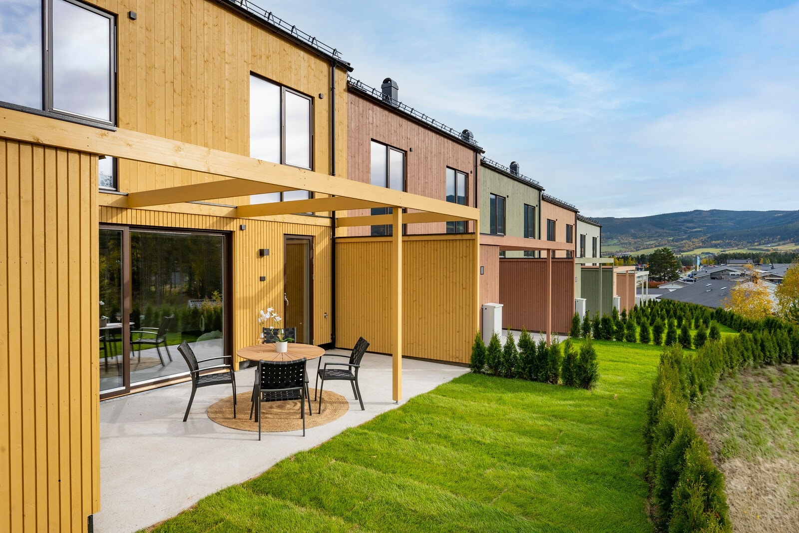 Kongslimoen oppfyller drømmen om det enkle, gode og behagelige liv. Her får du en ny og funksjonell bolig uten at du mister følelsen av å bo i en privat enebolig. Her ligger alt til rette for å bruke tiden din på det du har mest lyst til. Galleribilde