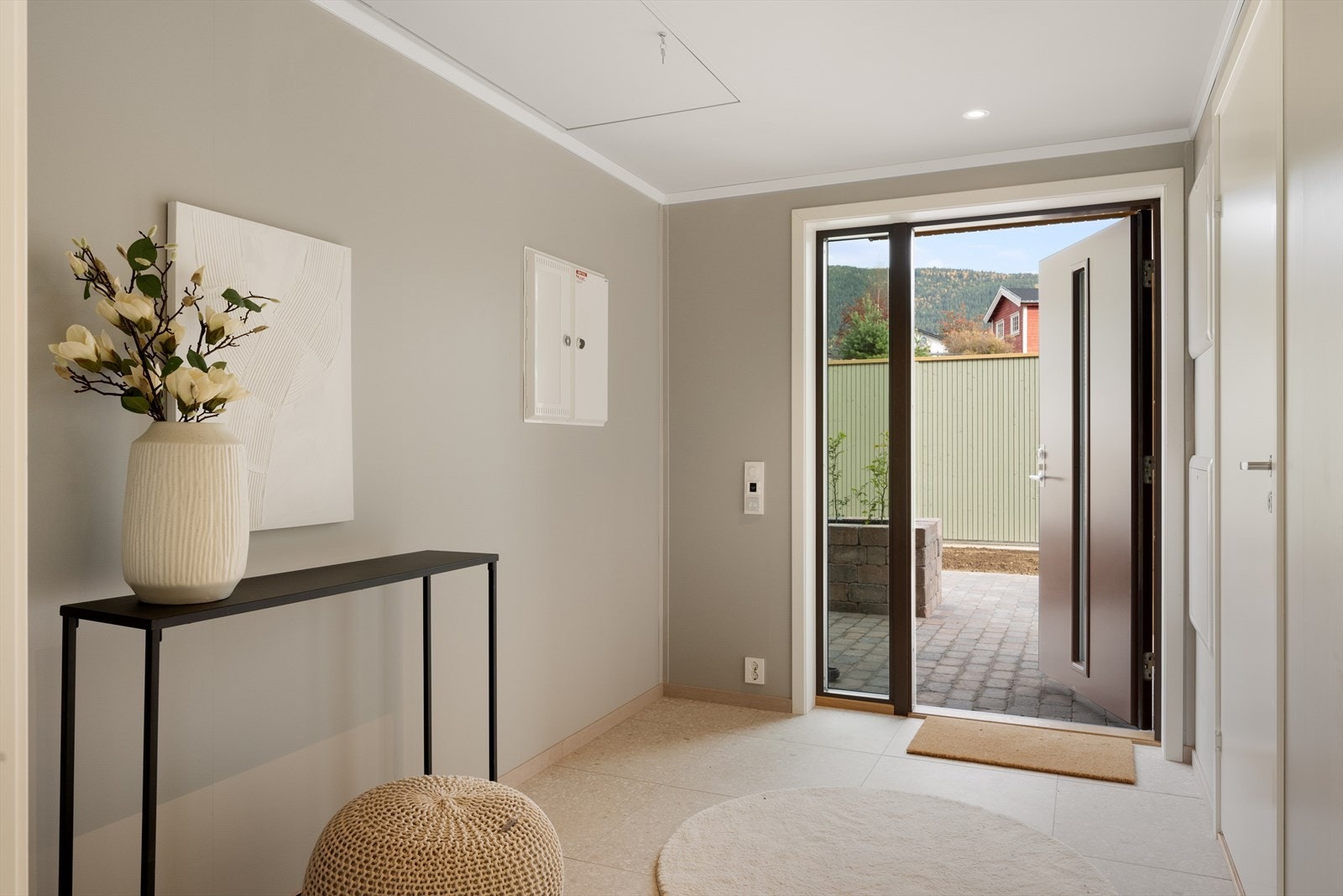 Velkommen inn i en romslig, lys og innbydende entré. Boligen har gjennomgående lys og delikat standard, hvor alle rom harmonerer fint med hverandre. Galleribilde