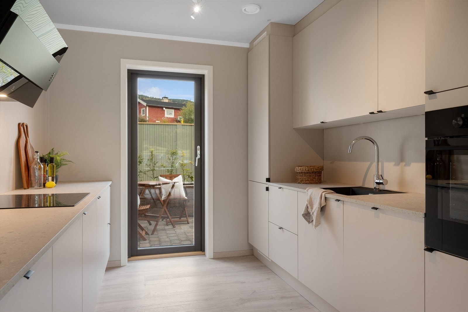 Det er integrerte hvitevarer høy standard levert av Electrolux. Kjøkkenet har integrert stekeovn, induksjonstopp, oppvaskmaskin og kombiskap. Her er det også adgang ut til en steinlagt utesone, hvor du kan nyte god morgensol. Galleribilde