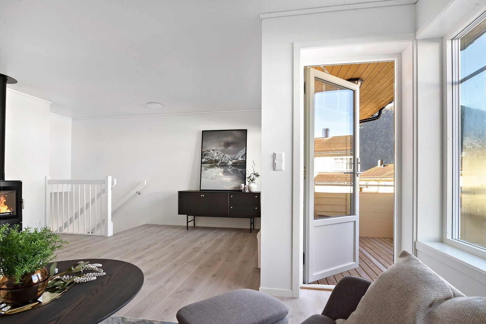 Fra stue er det utgang til overbygget, vestvendt veranda. Galleribilde