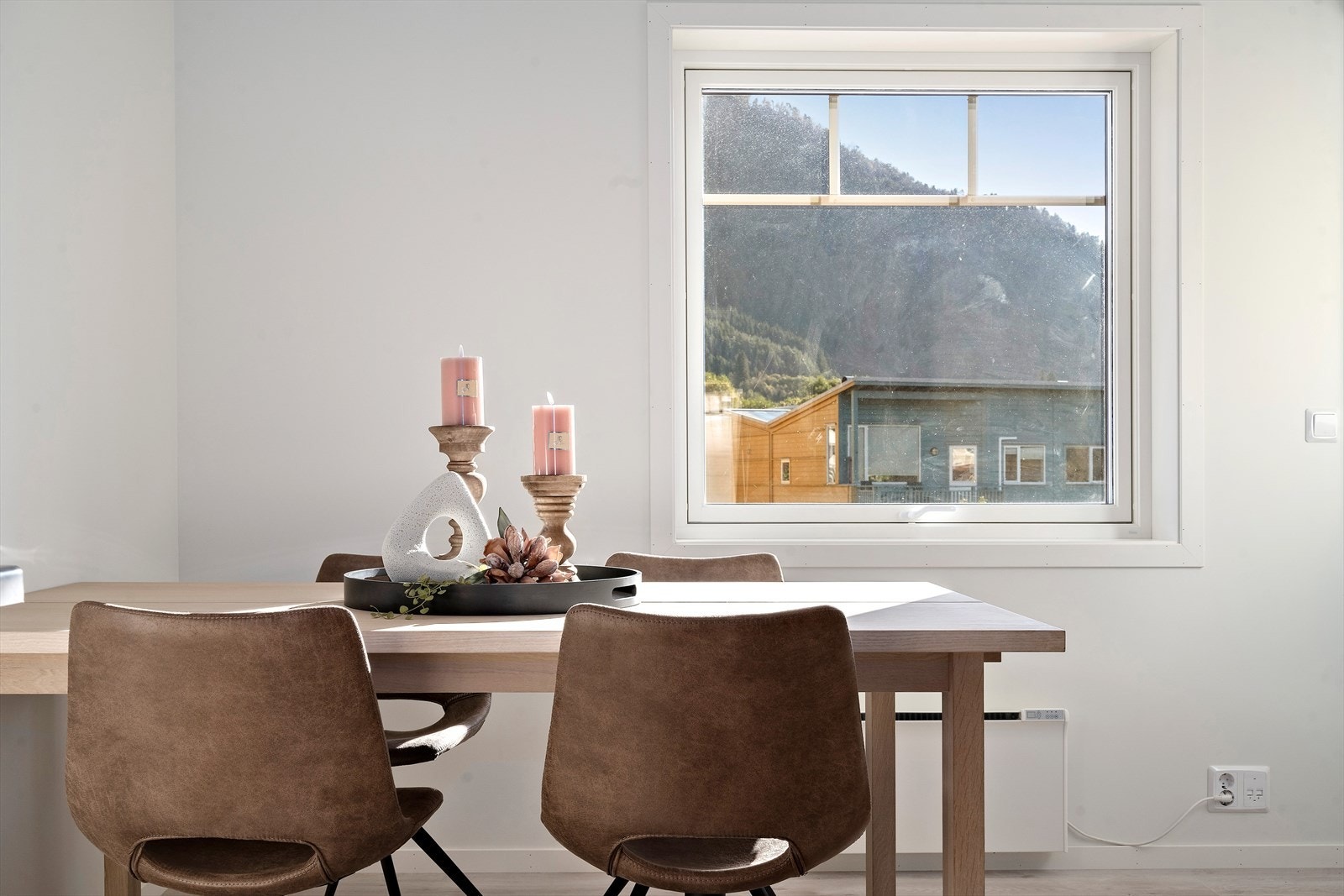 På kjøkkenet er det god plass til spisebord. Det er også utgang til veranda fra kjøkkenet. Galleribilde
