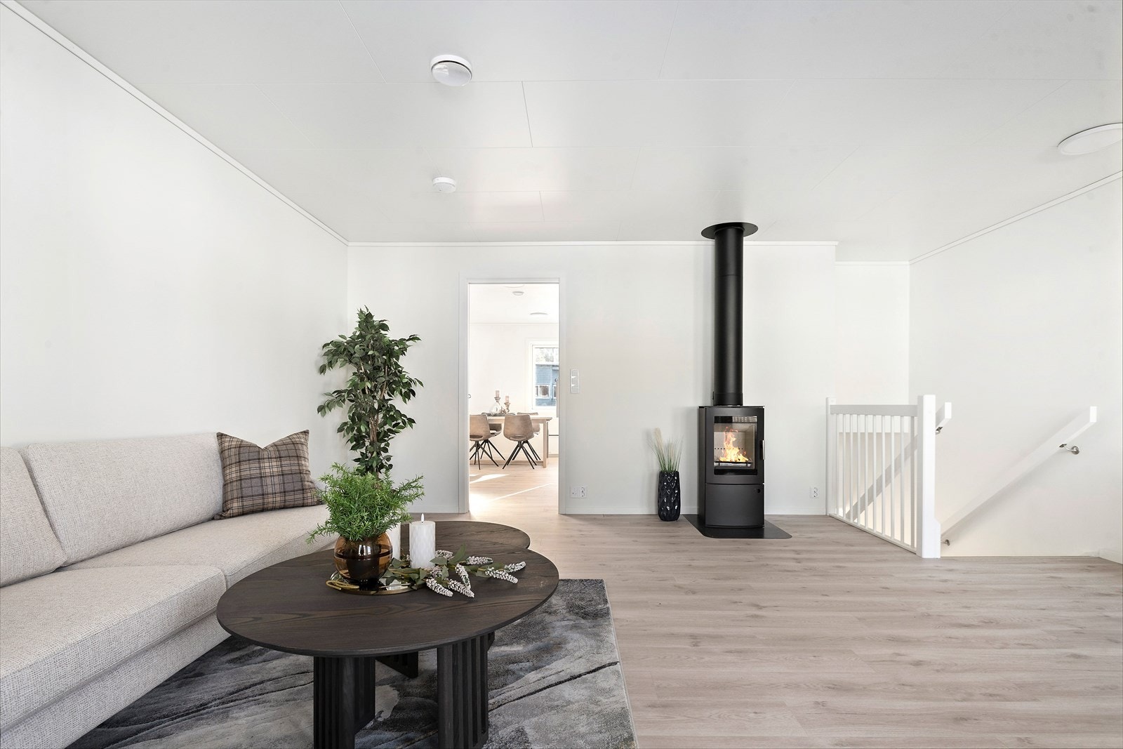Lysmalte vegger og moderne gulv. Galleribilde