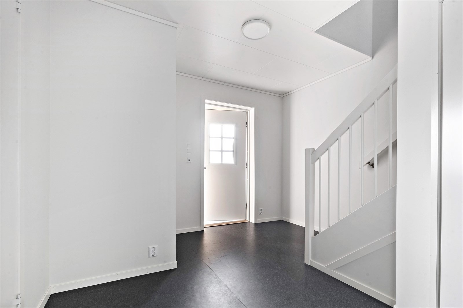 1. etasje består av entre/gang, bad, vaskerom og 2 soverom. Galleribilde