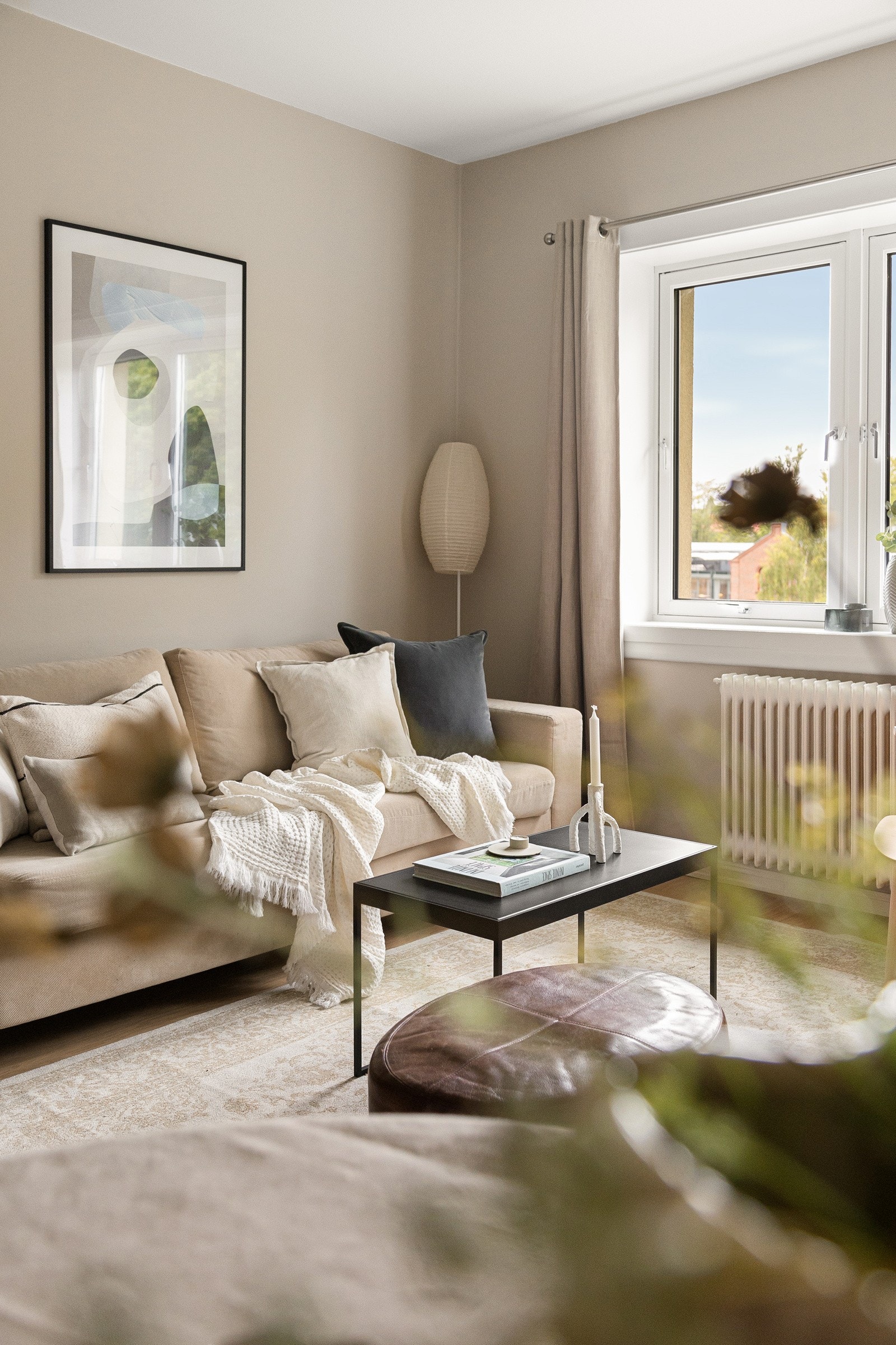 Leiligheten holder en gjennomgående god standard med nymalte overflater i 2024, pent herdet tregulv, stilrent kjøkken fornyet i 2024 og et tidløst baderom som ble pusset opp i regi av borettslaget i 2010. Galleribilde