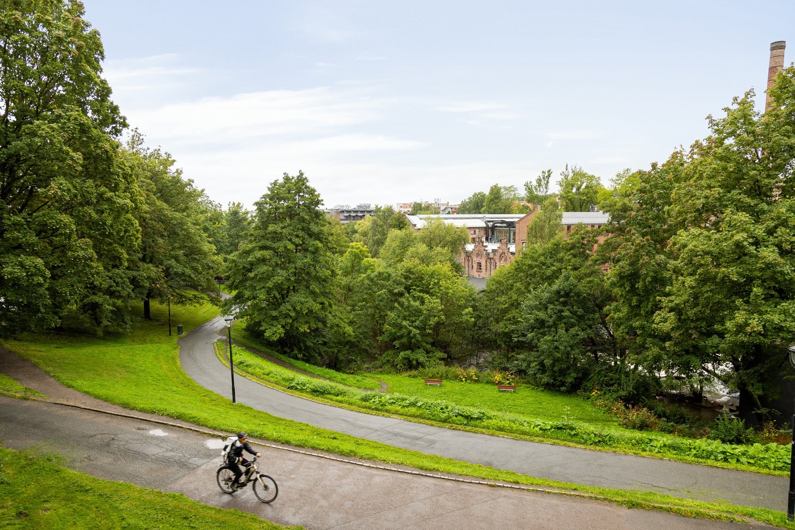 Nydelig utsikt mot parkdrag og hyggelige turstier langs Akerelva! Galleribilde