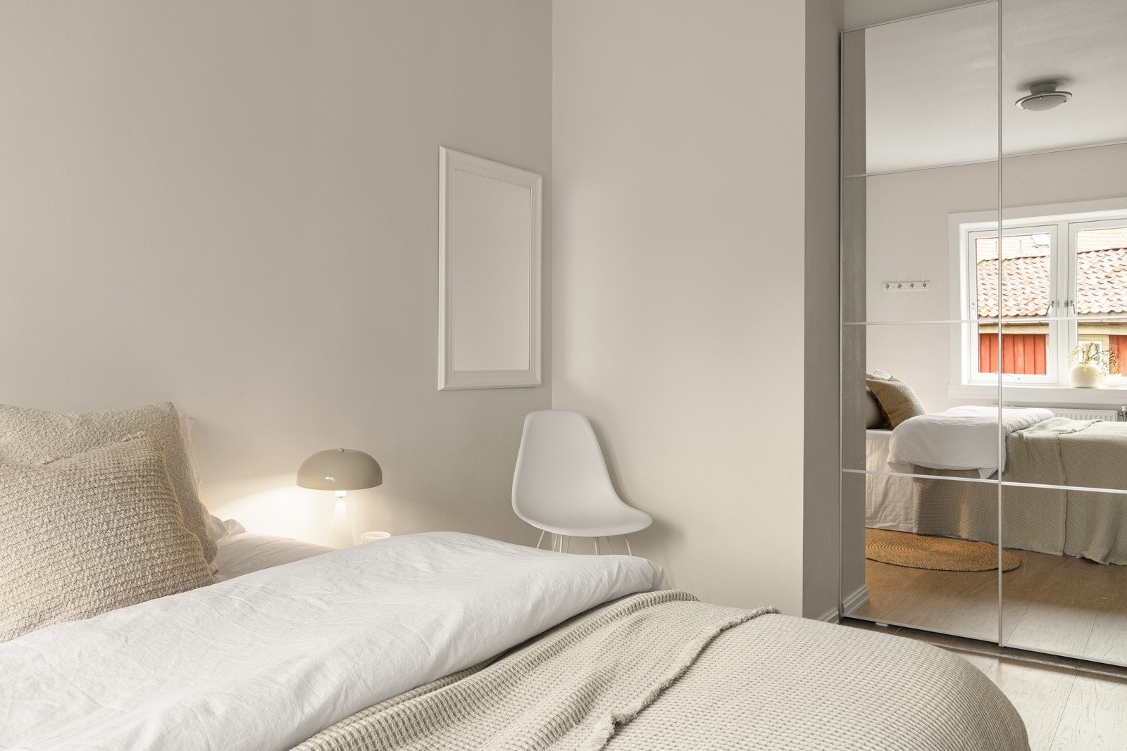 Soverommet er utstyrt med stor garderobeinnredning for rikelig med oppbevaring. Galleribilde