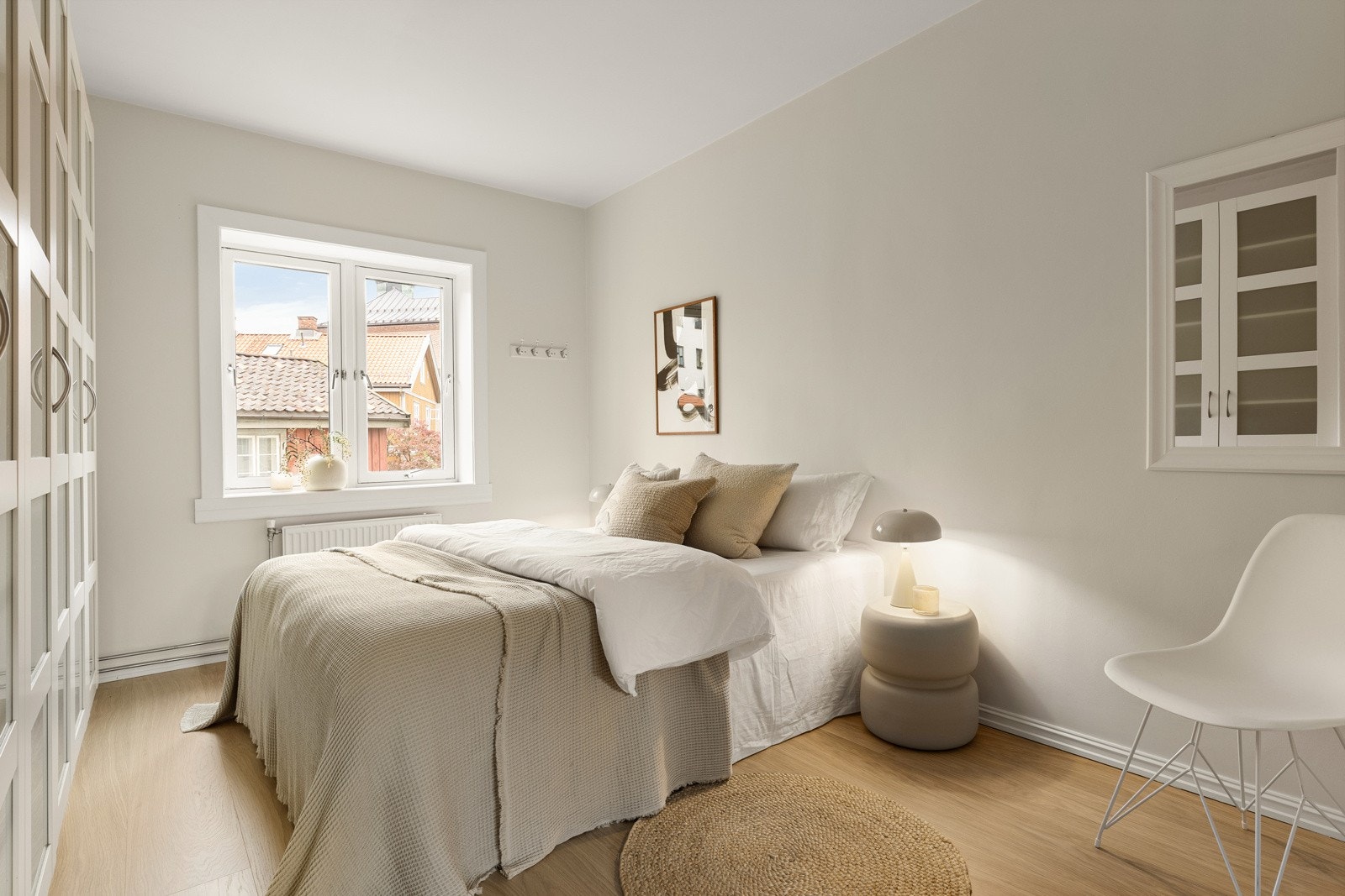 Romslig hovedsoverom med god plass til stor dobbeltseng, nattbord og annet møblement. Galleribilde