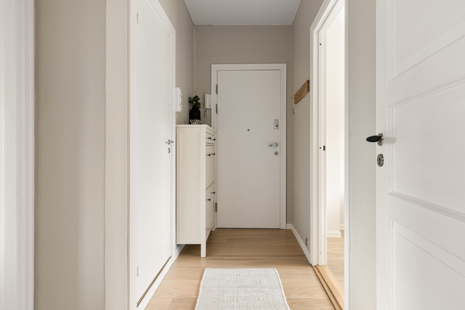 Praktisk entré/gang med god plass til oppheng av yttertøy og plassering av sko. Det er et fint bindeledd mellom rommene i leiligheten. Galleribilde