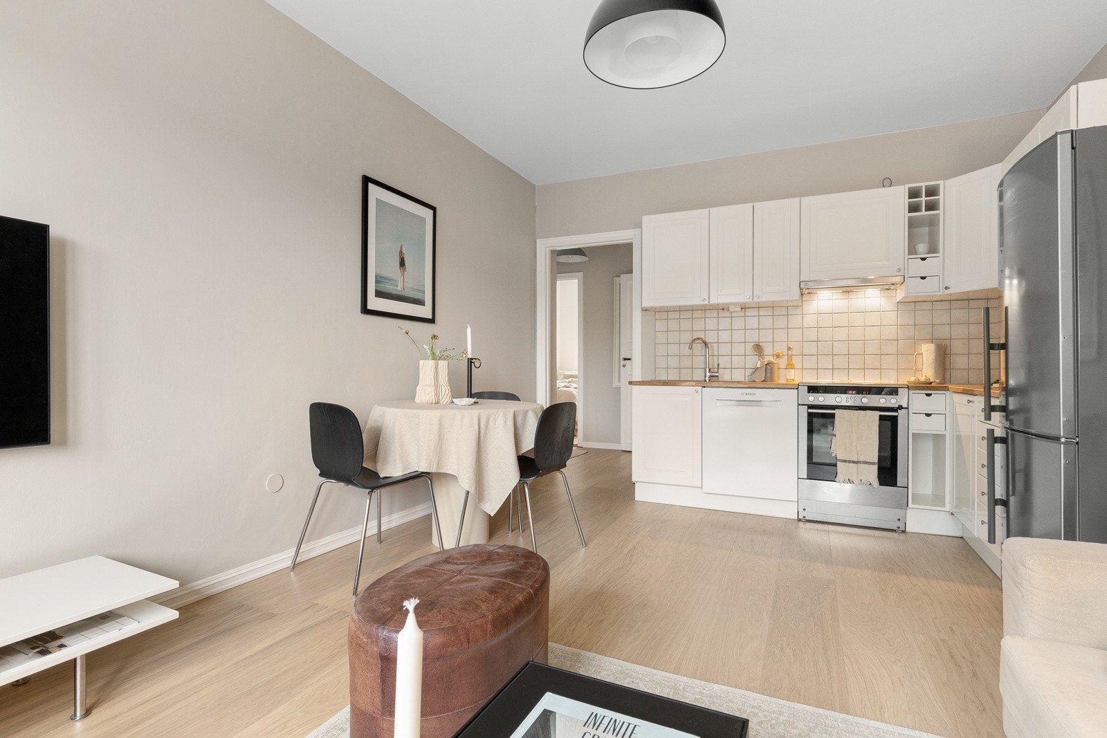 Store vindusflater sørger for godt lysinnslipp og bidrar i kombinasjon med god takhøyde på 2,61 meter til en meget god romfølelse Galleribilde