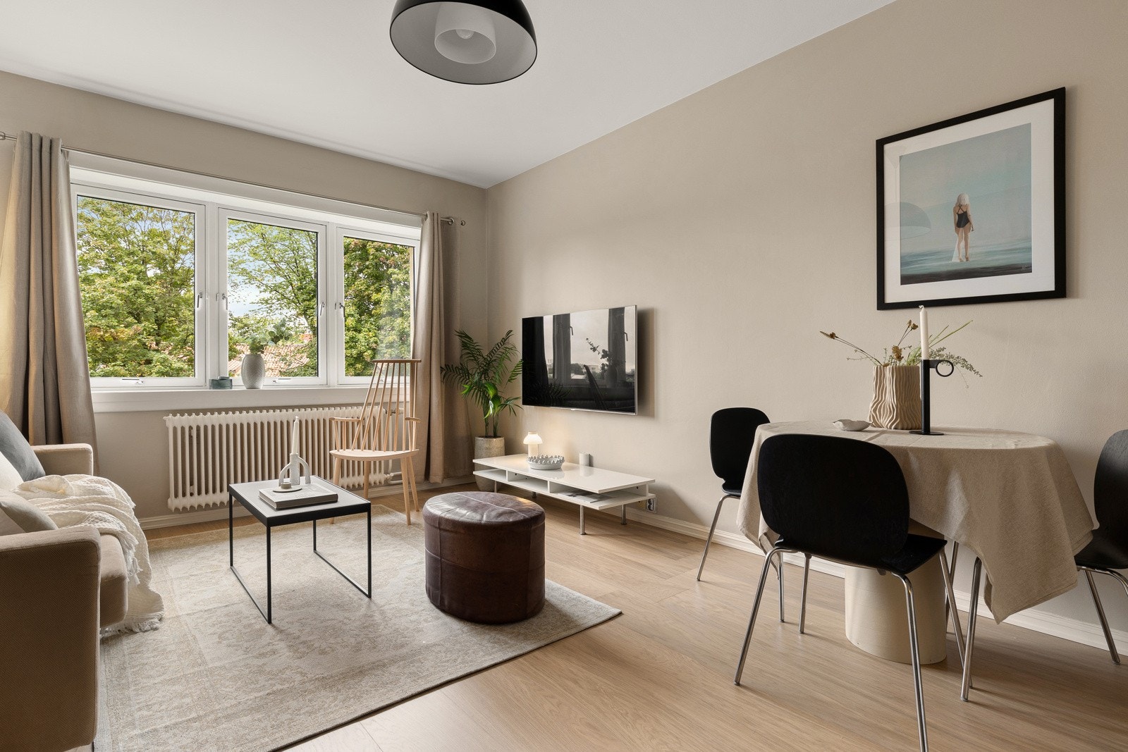 Meget lekker og velholdt 3-roms leilighet beliggende skjermet og idyllisk til langs Akerselvas bredde på øvre Grünerløkka. Galleribilde