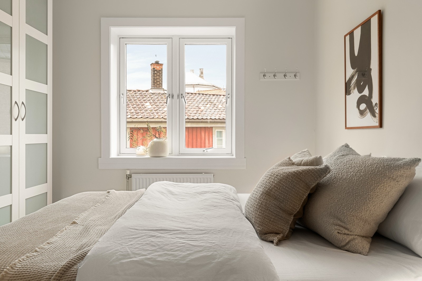 Fra soverommene har man koselig utsyn mot nostalgisk trehusbebyggelse. Galleribilde