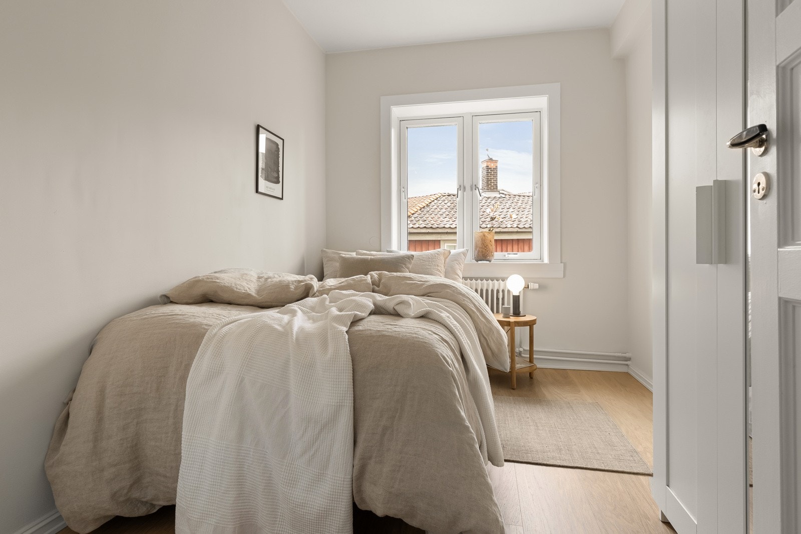 Soverom 2: Fint soverom med plass til dobbeltseng, skrivepult og garderobeinnredning. Galleribilde