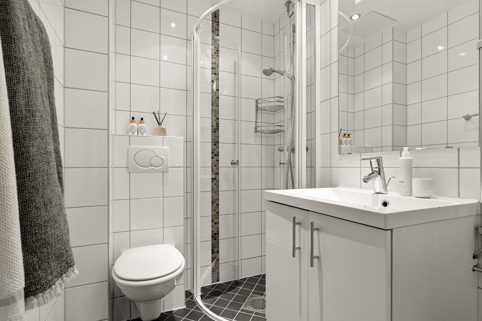 Innbydende baderom som ble pusset opp i regi av borettslaget i 2010 med termostatstyrt gulvvarme, flislagte overflater, samt downlights i himling. Galleribilde