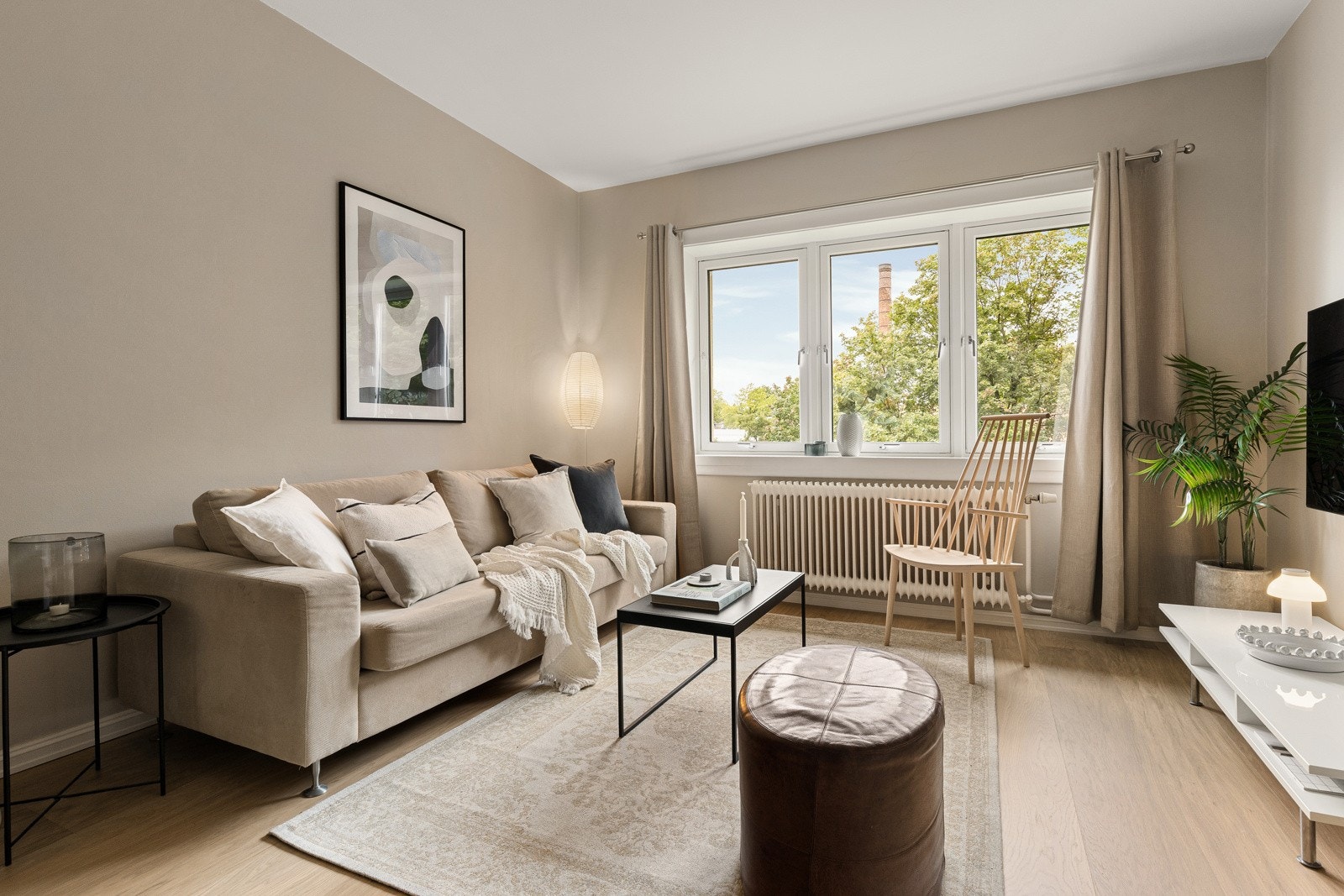 Samtidig ligger leiligheten midt i smørøyet med umiddelbar nærhet til "alt"! Grünerløkka er en pulserende og sjarmerende bydel, samt en av de mest attraktive i Oslo. Galleribilde