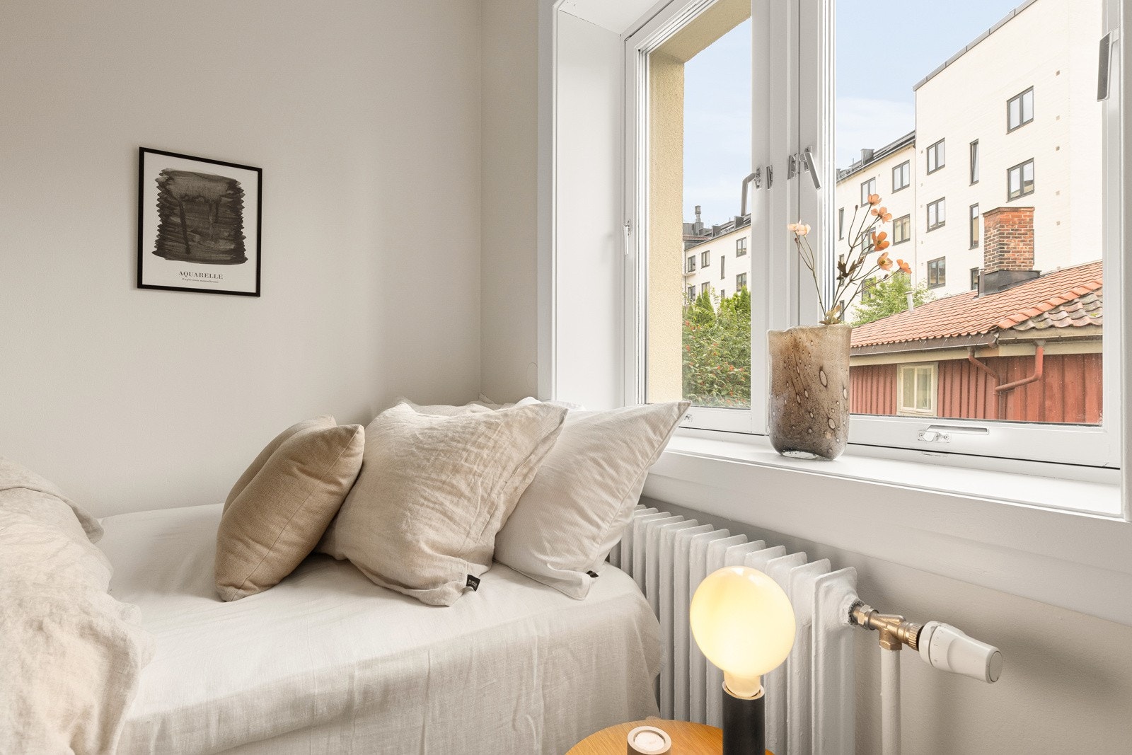 Dette rommet passer perfekt som et gjesterom, barnerom, kontor eller en kombinasjon av disse. Fra soverommene har man koselig utsyn mot nostalgisk trehusbebyggelse. Galleribilde