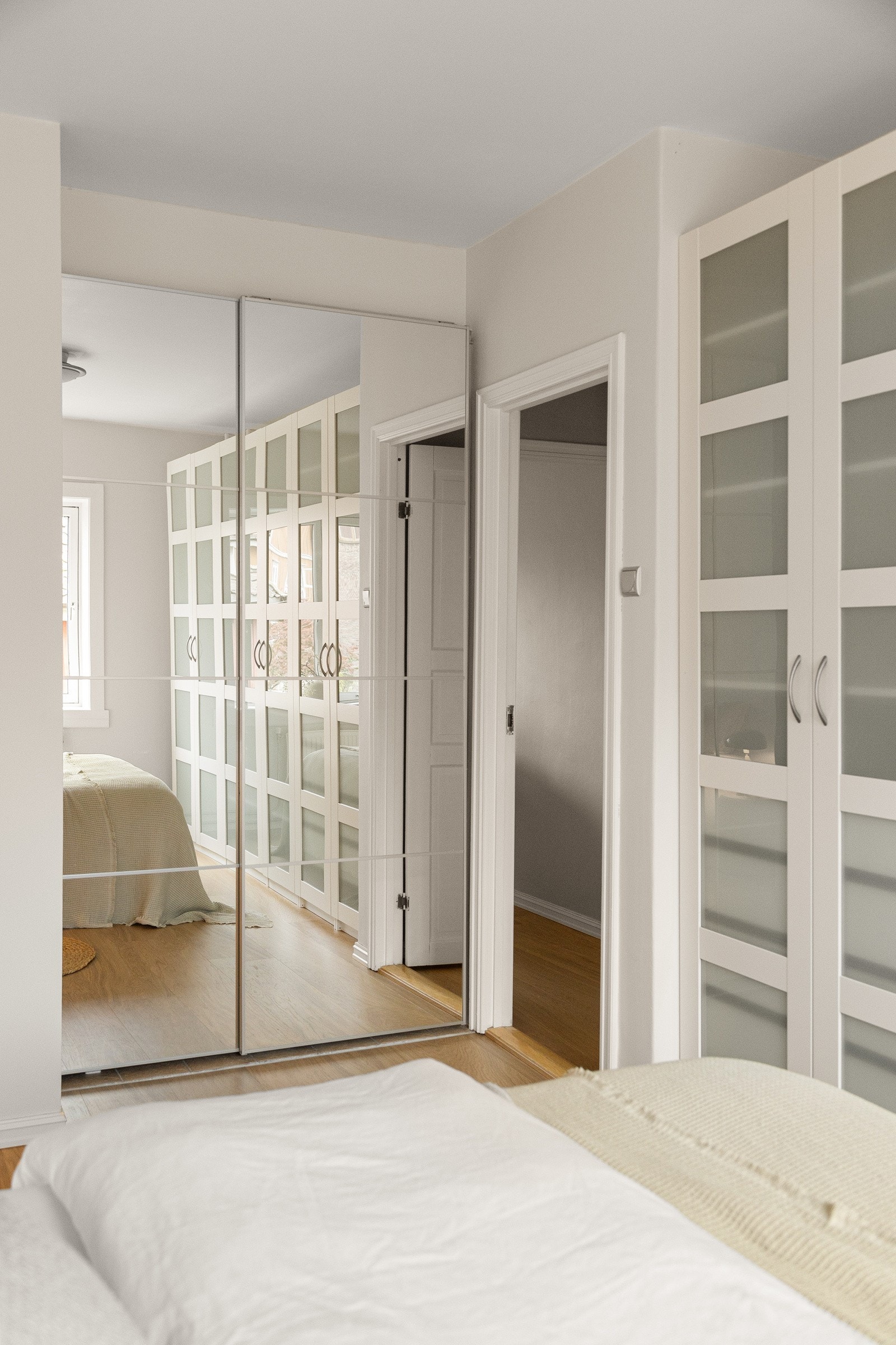 Hovedsoverommet har stort garderobeskap med speilfronter. Galleribilde