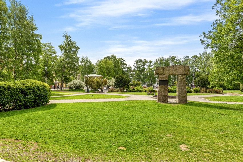 Nærområdet inneholder flere av byens flotteste parker her representert ved Birkelunden. Dette er byens grønne lunger som fungerer som flotte samlingssteder på både sommers- og vinterstid. Galleribilde