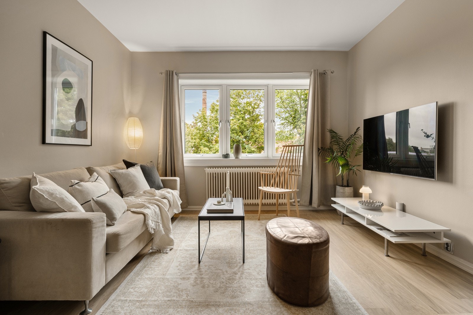 Flott og luftig oppholdsrom med flere naturlige møbleringssoner som gir god plass til både sofagruppe, mediemøblement, spisestue og annet møblement. Galleribilde