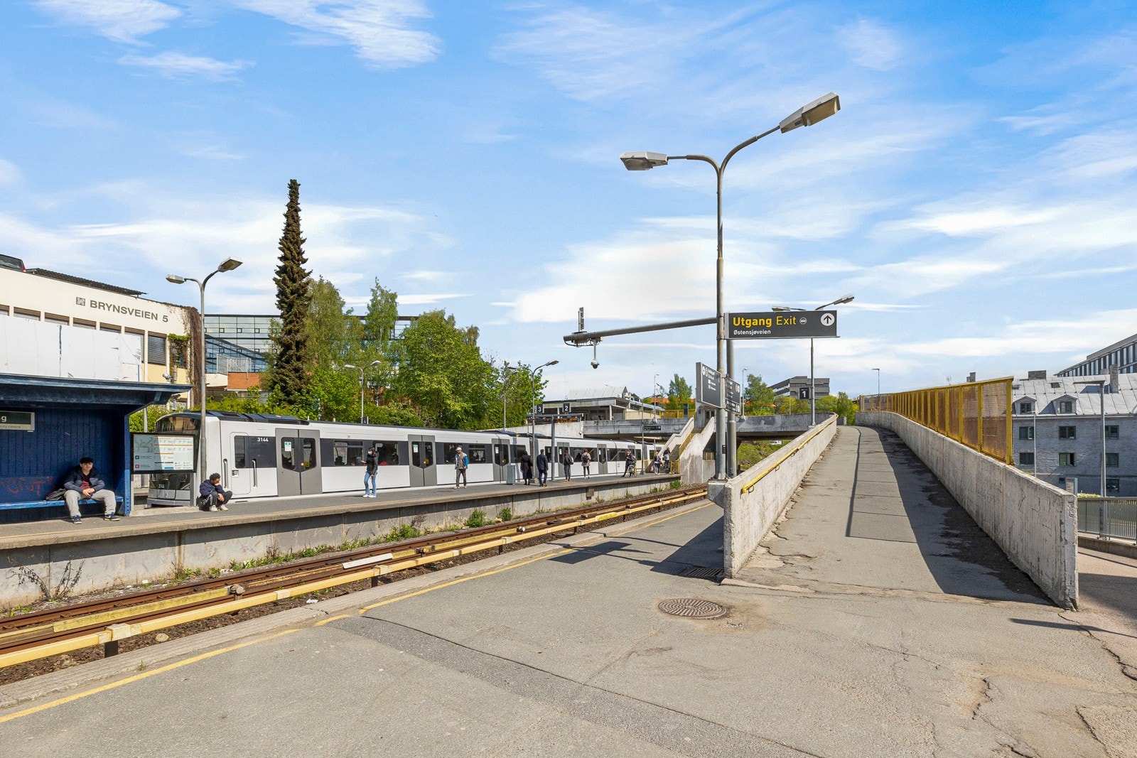 Det er ca. 7 min gange til T-bane på Brynseng, og 13 min til Bryn stasjon Galleribilde