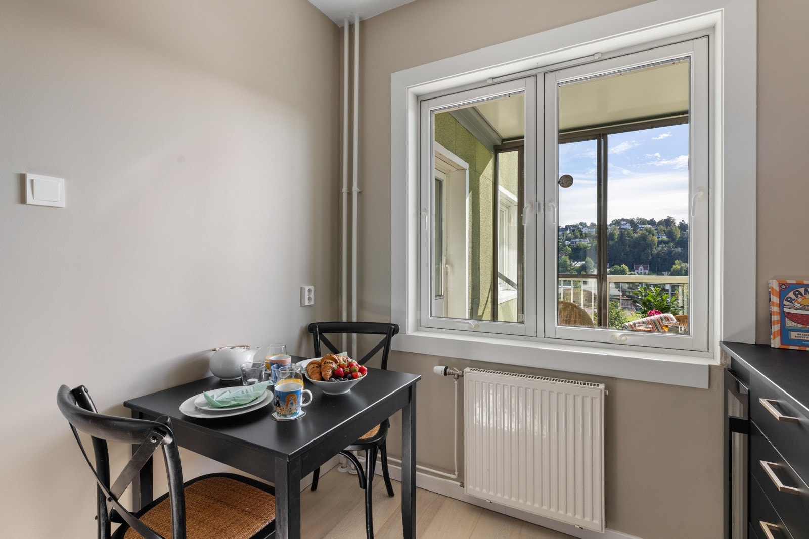 Ved vinduet er det plass til et lite frokostbord for to Galleribilde