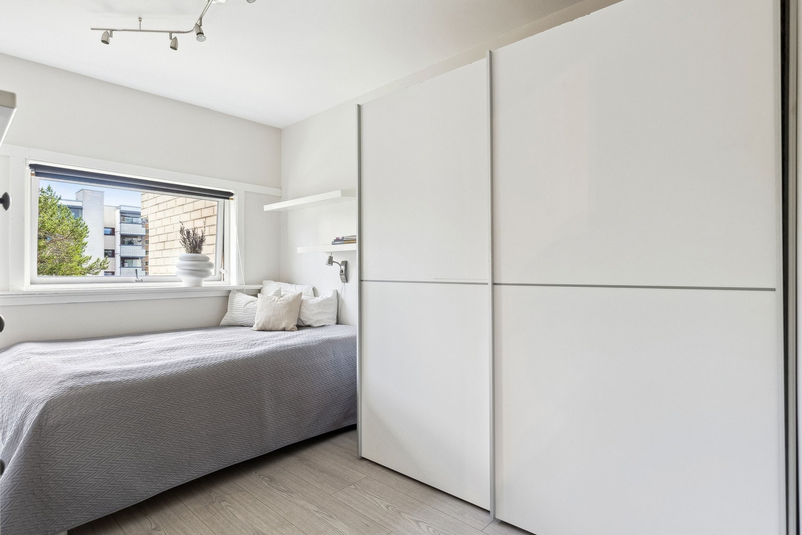 Soverom 2 har god plass til til dobbelseng og bra med skapplass. Galleribilde