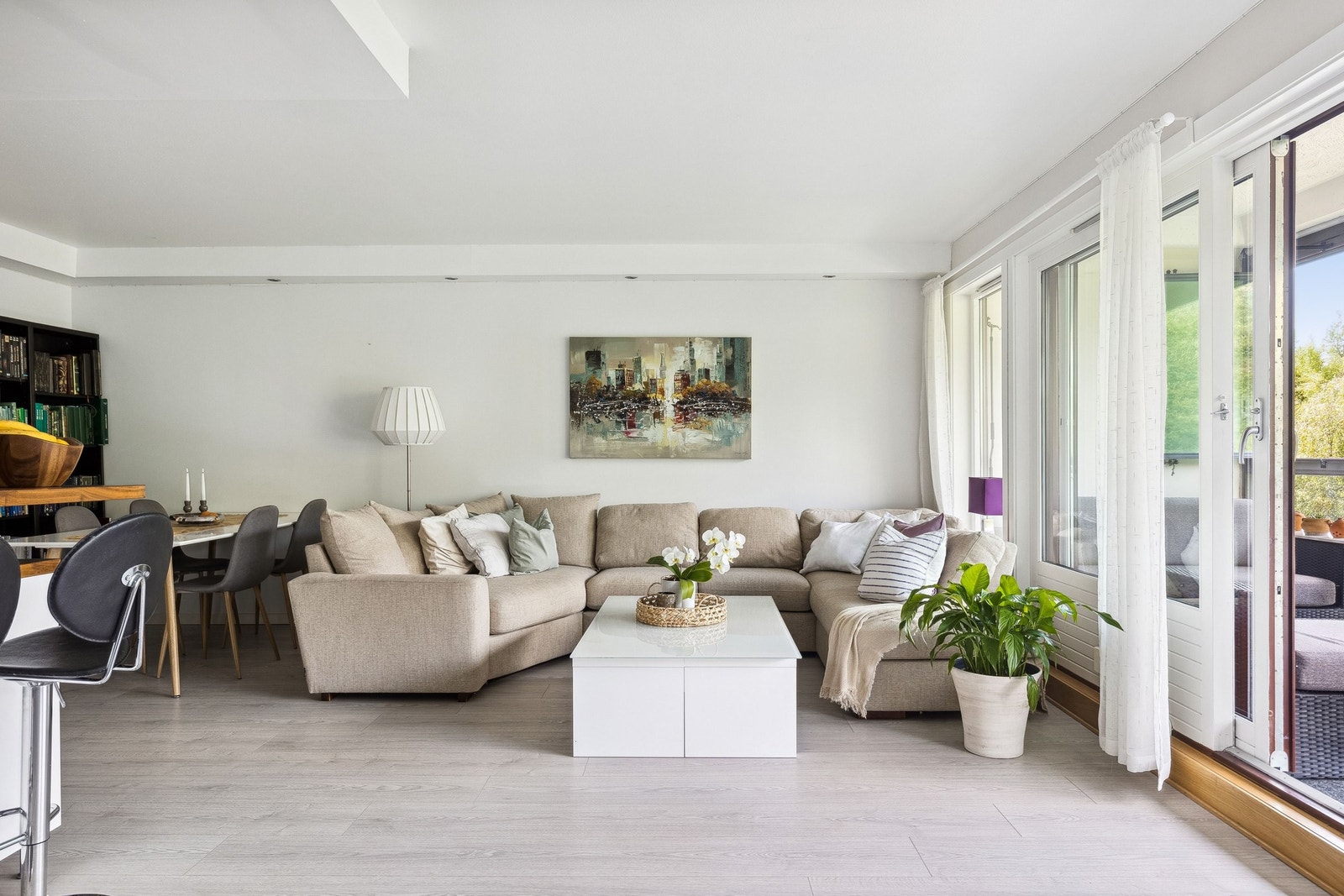 Stuen er luftig og lys, her blir det godt å invitere familie og venner. Galleribilde
