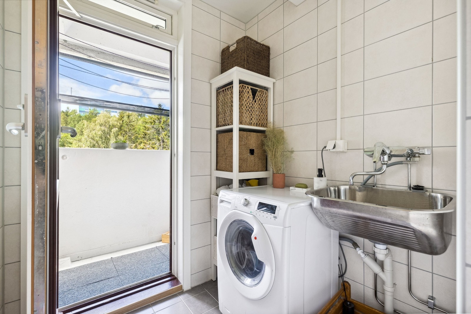 Badet har en avskjermed vaskerom med utgang til balkong med etetrmiddags og kvelds sol. Galleribilde