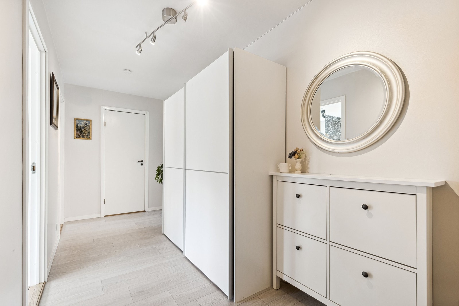 Velkommen inn! Du ankommer leiligheten inn i en stor entre med delvis flislagt gulv samt god plass til oppheng av yttertøy og til å sette fra seg sko. Galleribilde