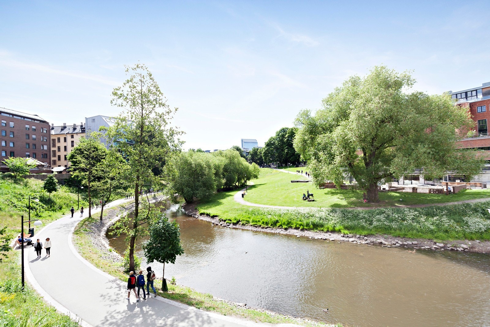 Akerselva ligger 100 meter fra leiligheten og har turstier ned til sentrum og helt opp til Maridalen og Nordmarka. Galleribilde