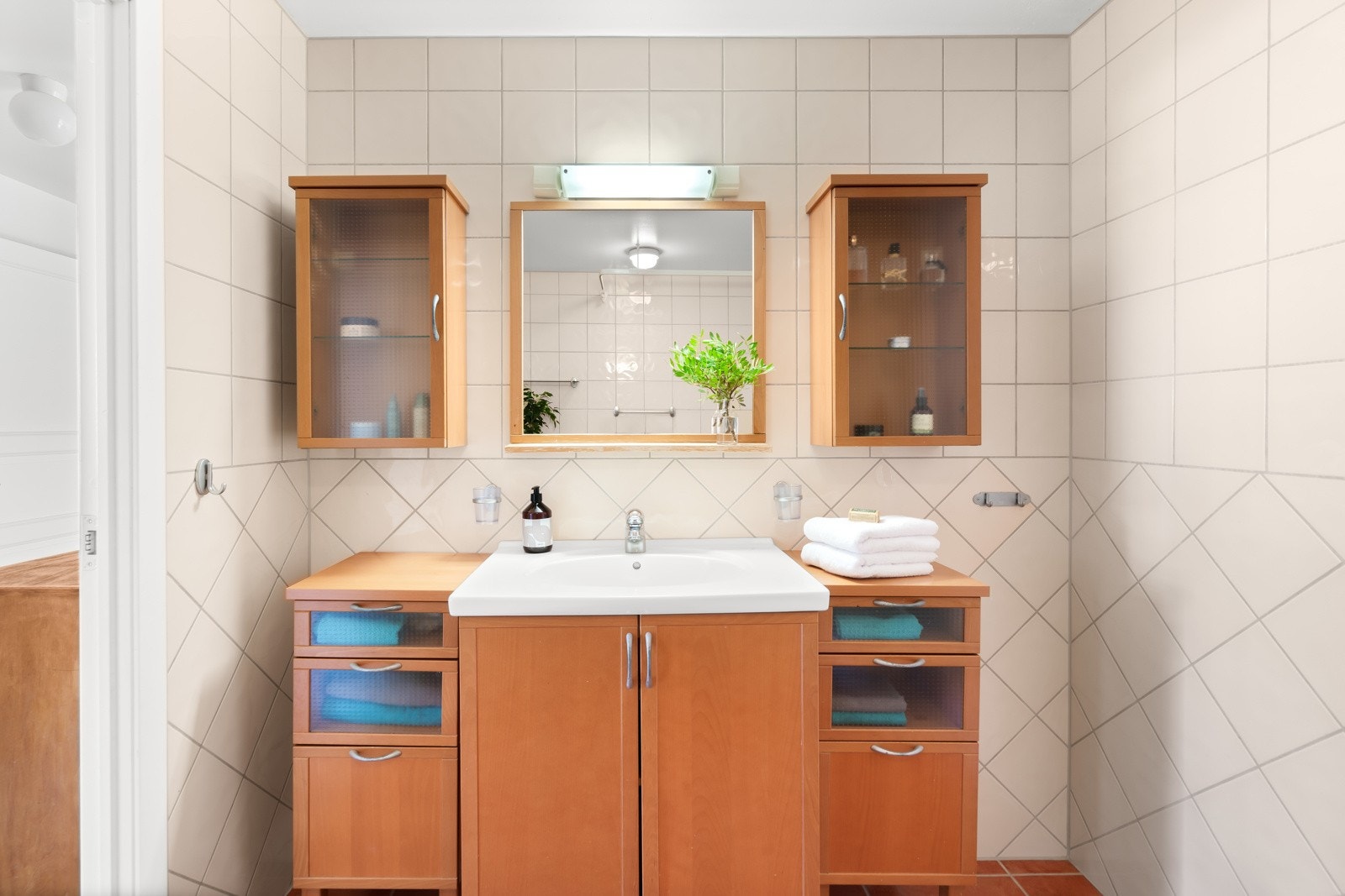 Servant med underskap, overskap med speil og belysning. Galleribilde