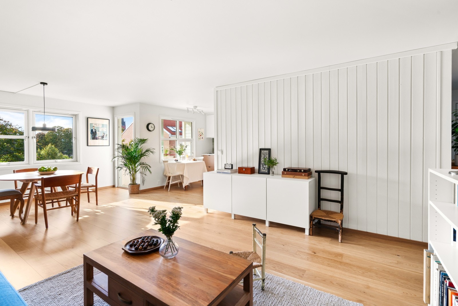 Denne leiligheten byr på en sosial og åpen stue- og kjøkkenløsning som er perfekt for både hverdagsliv og underholdning. Galleribilde